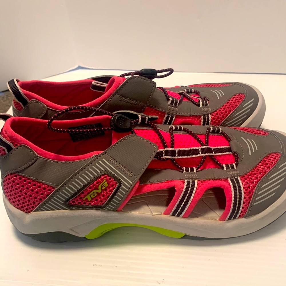 TEVA: Women’s Hybrid Hiking, Sport, or Water Closed Toe Shoes: Size 6
